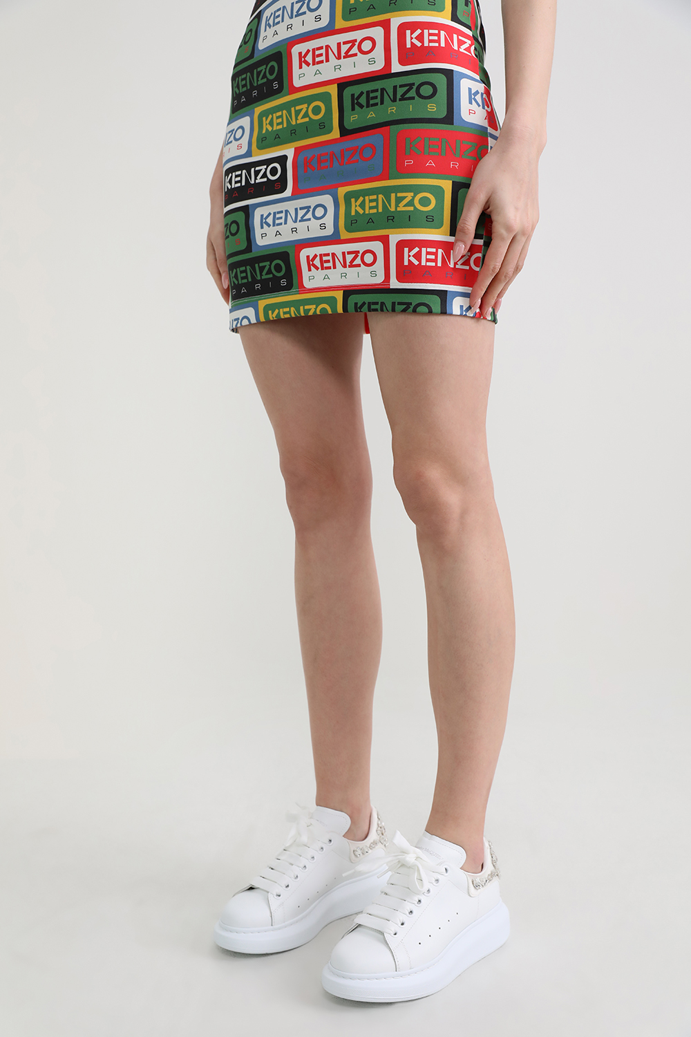 סניקרס אוברסייז עם פאנל קריסטלים